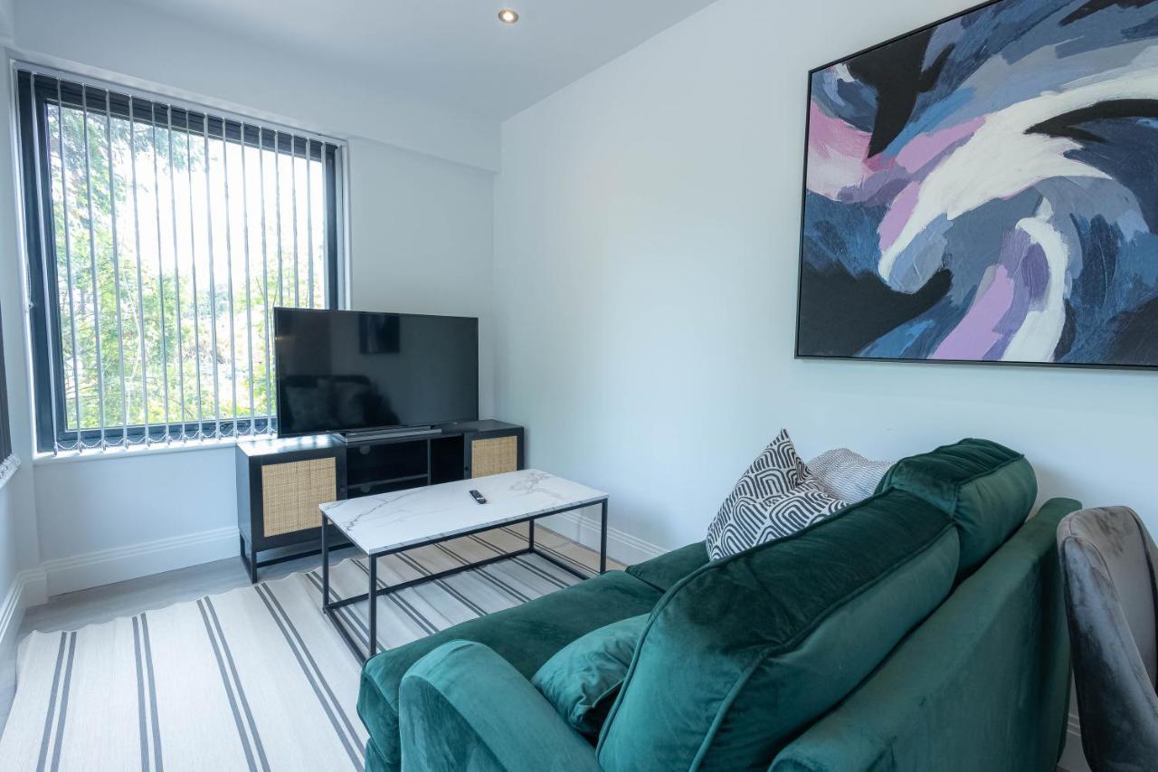Stylish Apartments With Balcony For Upper Apartments & Free Parking In A Prime Location - Five Miles From Heathrow Airport Uxbridge Exterior foto